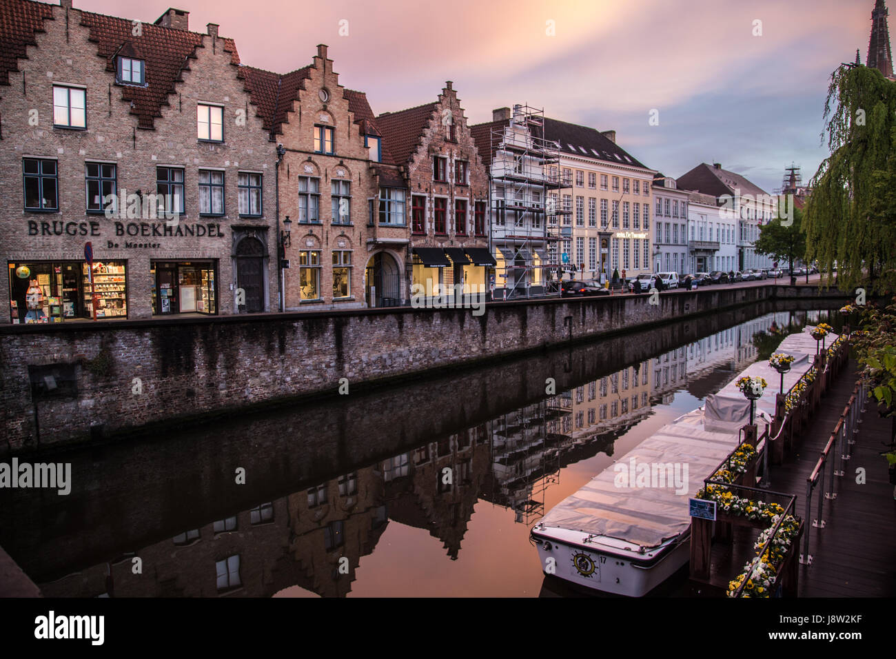 Reflet des maisons médiévales traditionnelles à Bruges, Belgique, dans l'un des fameux canaux historiques de la ville au coucher du soleil. Banque D'Images