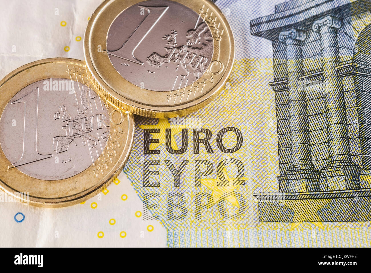 L'un deux pièces en euro en plus de cinq euros de billets de banque billets de banque. Banque D'Images