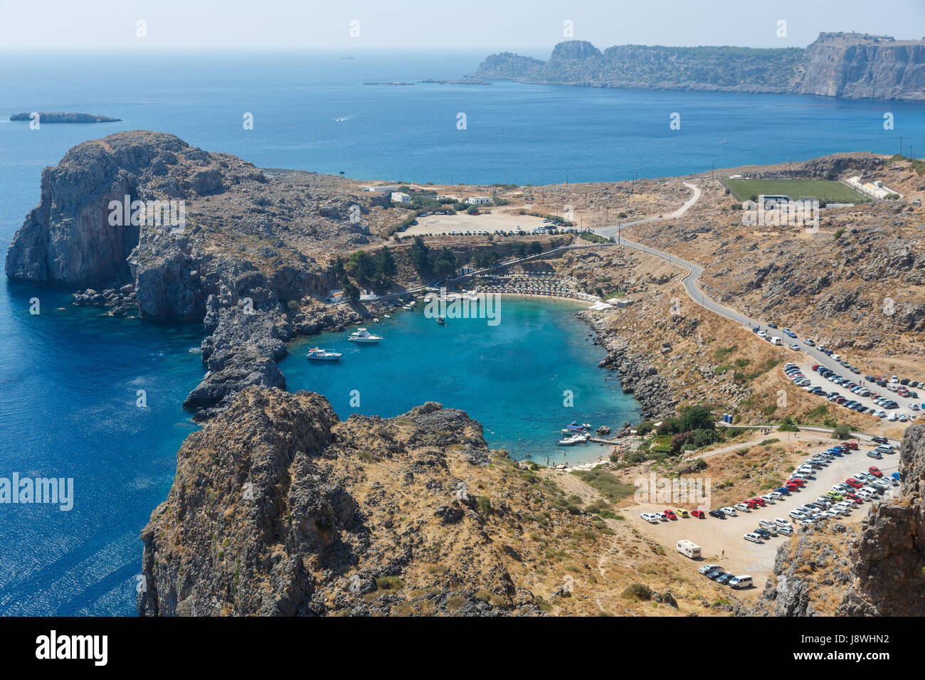Vue d'une belle crique à St Pauls Bay de l'Acropole à Lindos, Rhodes, Grèce Banque D'Images