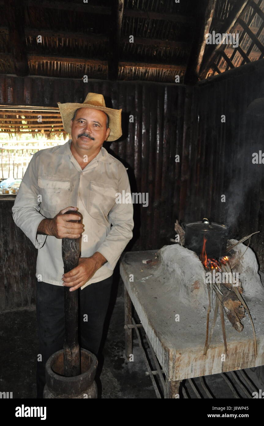Producteur de café cubain de meulage à la main , café , la préparation d'un café frais - 04-09-2015- Cuba - Varadero Banque D'Images