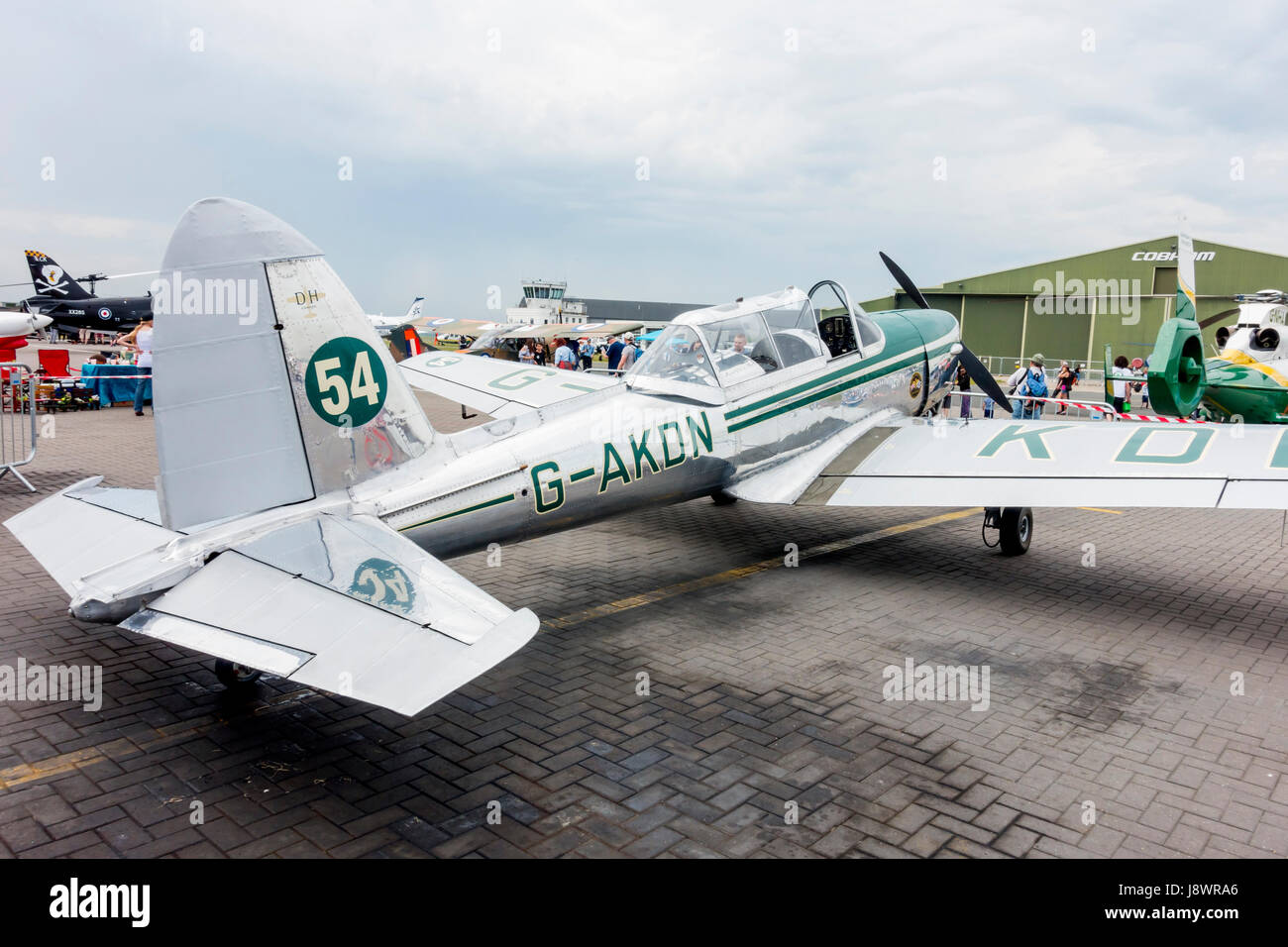 Formation de vol avion Chipmunk G-AKDN construit par De Haviland Canada en 1946 et exposé au Salon aéronautique Skylive à l'aéroport Durham Tees Vally 2017 Banque D'Images