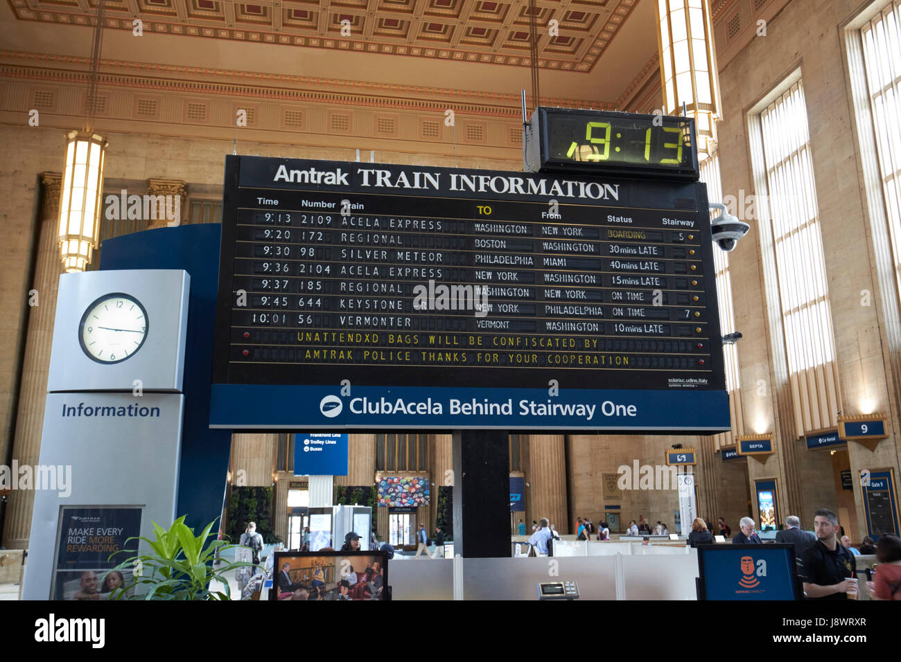 Amtrak train information board en salle d'attente principale à l'intérieur de septa 30e rue gare Philadelphie USA Banque D'Images