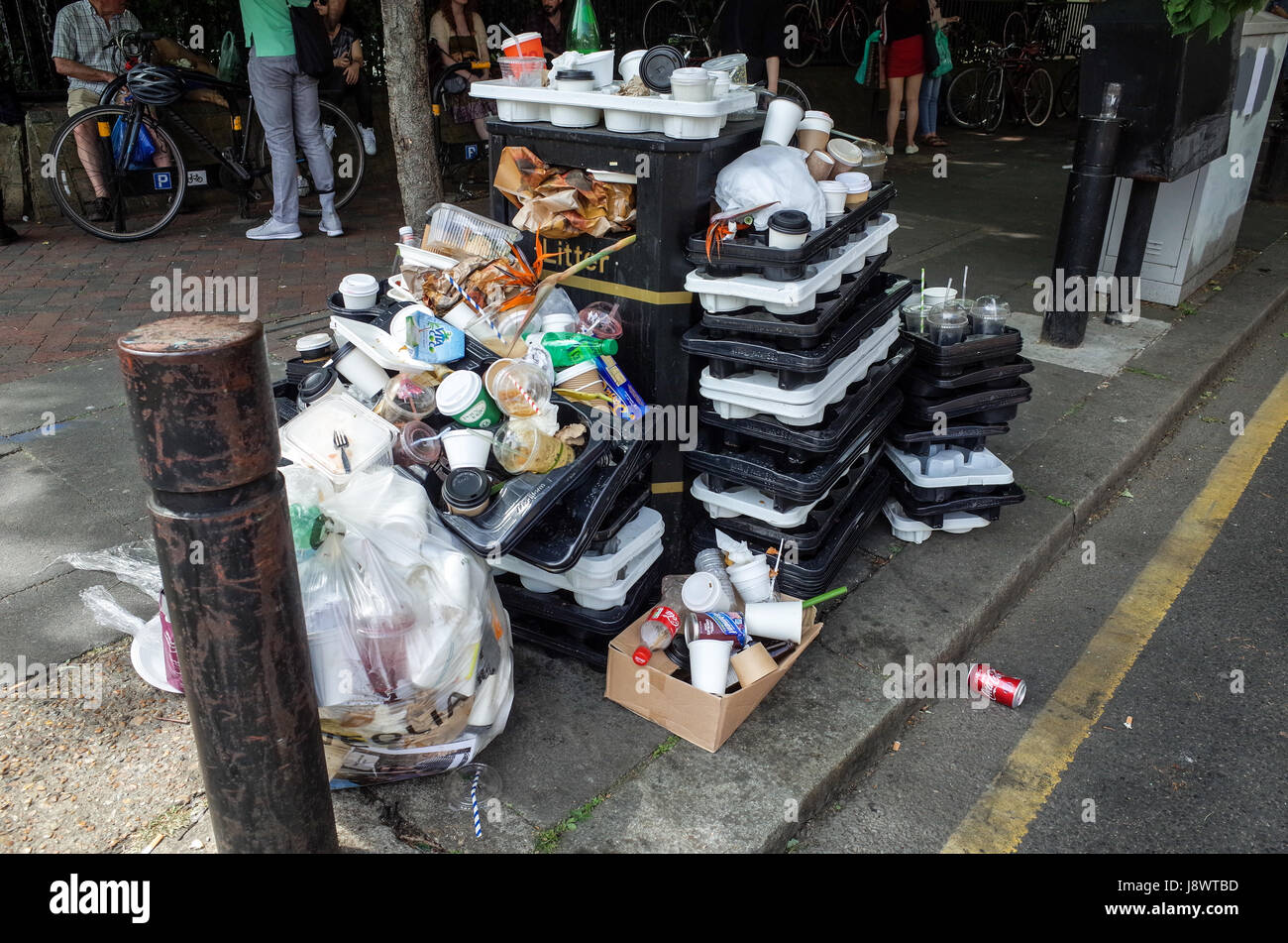 Un gros tas de tasses à café et autres déchets attend d'être nettoyé de la Columbia Road à East London Banque D'Images Un gros tas de tasses à café et autres déchets attend d'être nettoyé de la Columbia Road à East London Banque D'Images