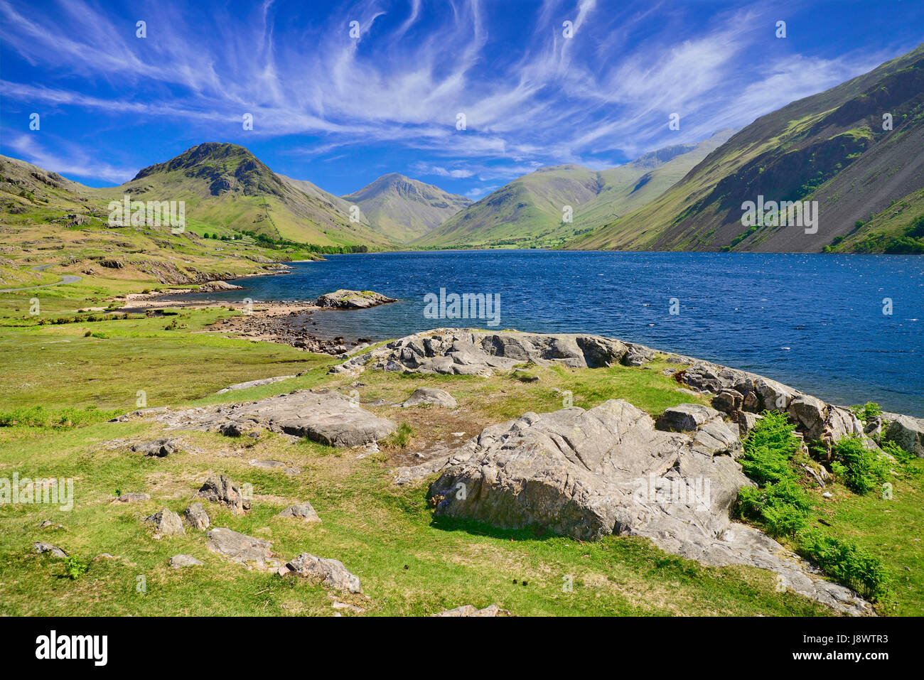 L'Angleterre, Cumbria, Lake District, Wastwater avec grand Gable et Scafell Pike montagnes en arrière-plan. Banque D'Images