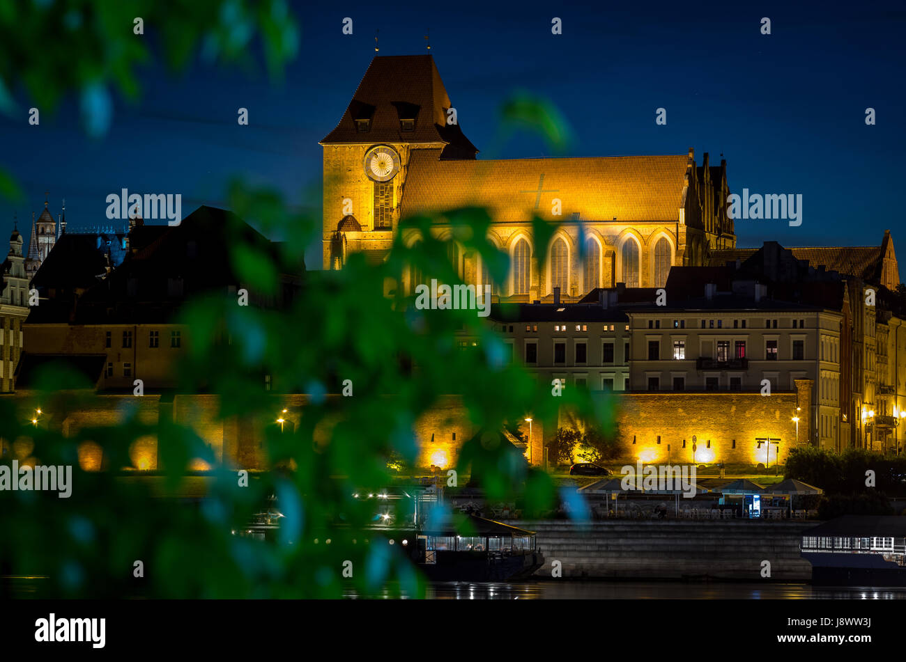 StJohn's Baptiste et St John's cathédrale évangéliste vue à travers arbre trouble le calme au soir, Torun, Pologne Banque D'Images