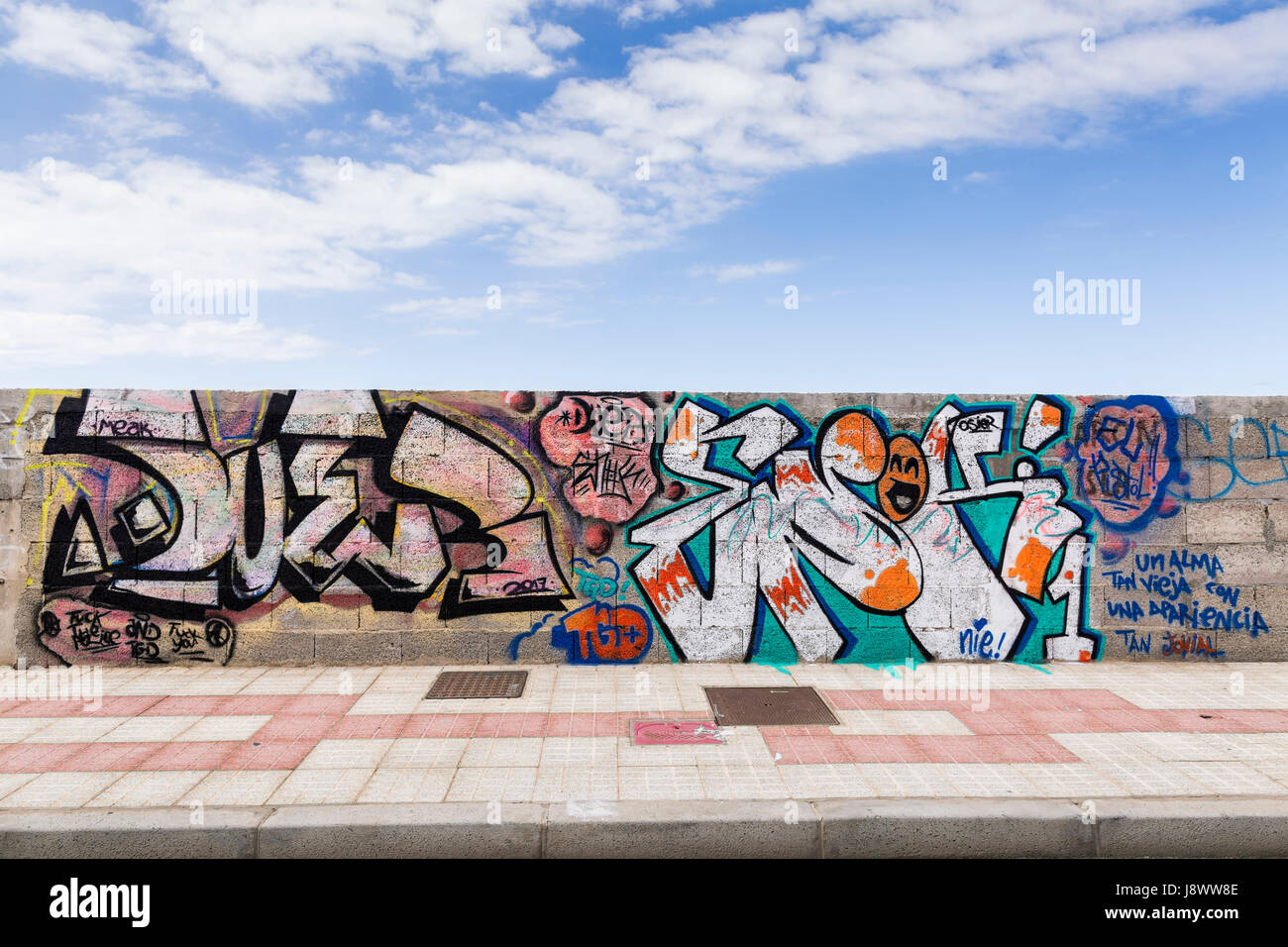 Peint avec des graffitis sur le mur de Enok nom Playa San Juan, Tenerife, Canaries, Espagne Banque D'Images