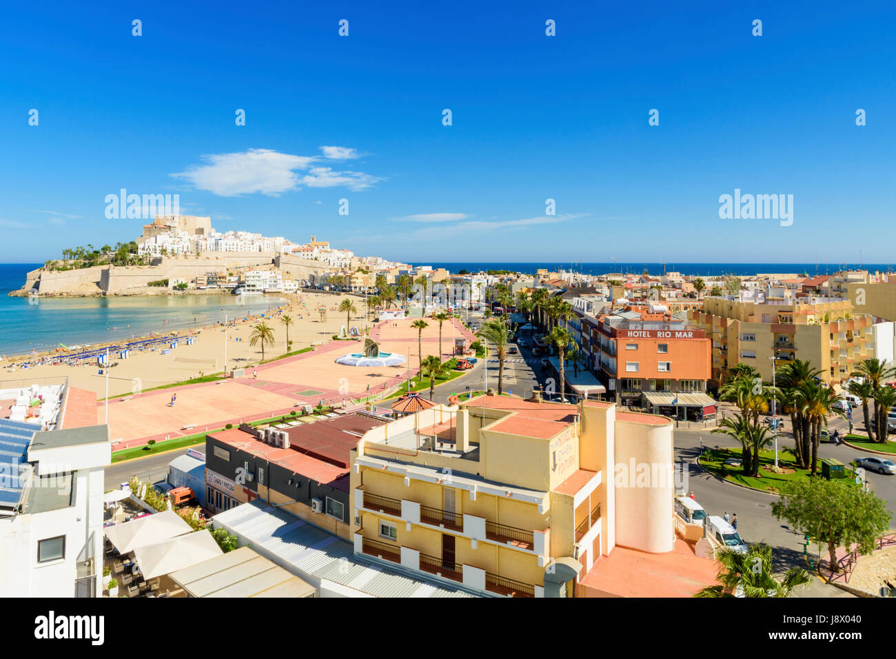 Vue sur la plage Playa Norte vers le château de Papa Luna, Madrid, Espagne Banque D'Images