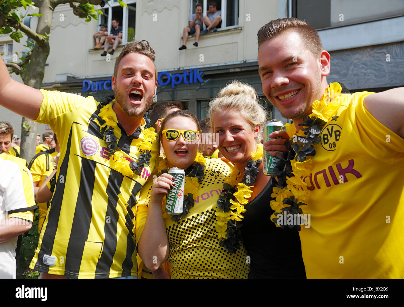 Sports, football, Bundesliga, DFB, 2016/2017, BVB Borussia Dortmund est devenu lauréat 2017 de la coupe d'Allemagne en finale contre l'Eintracht Francfort et qualifié pour la Ligue des Champions 2017-2018, à l'occasion des célébrations du Borsigplatz à Dortmund, fans de football, célébrer et encourager Banque D'Images