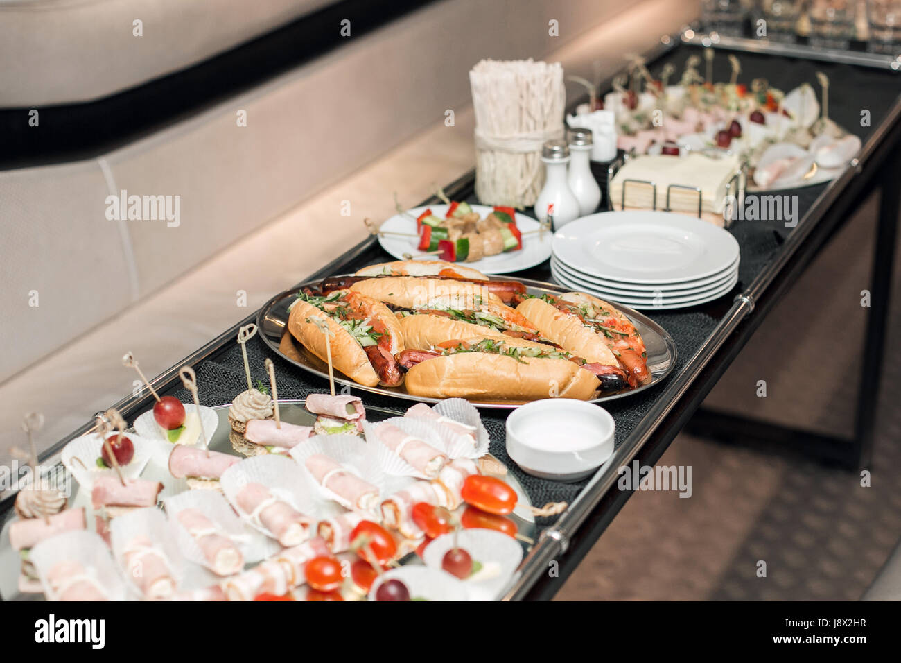 L'intérieur à l'intérieur. limousine avec des canapés et une table couverte avec des collations pour les vacances. Selective focus Banque D'Images