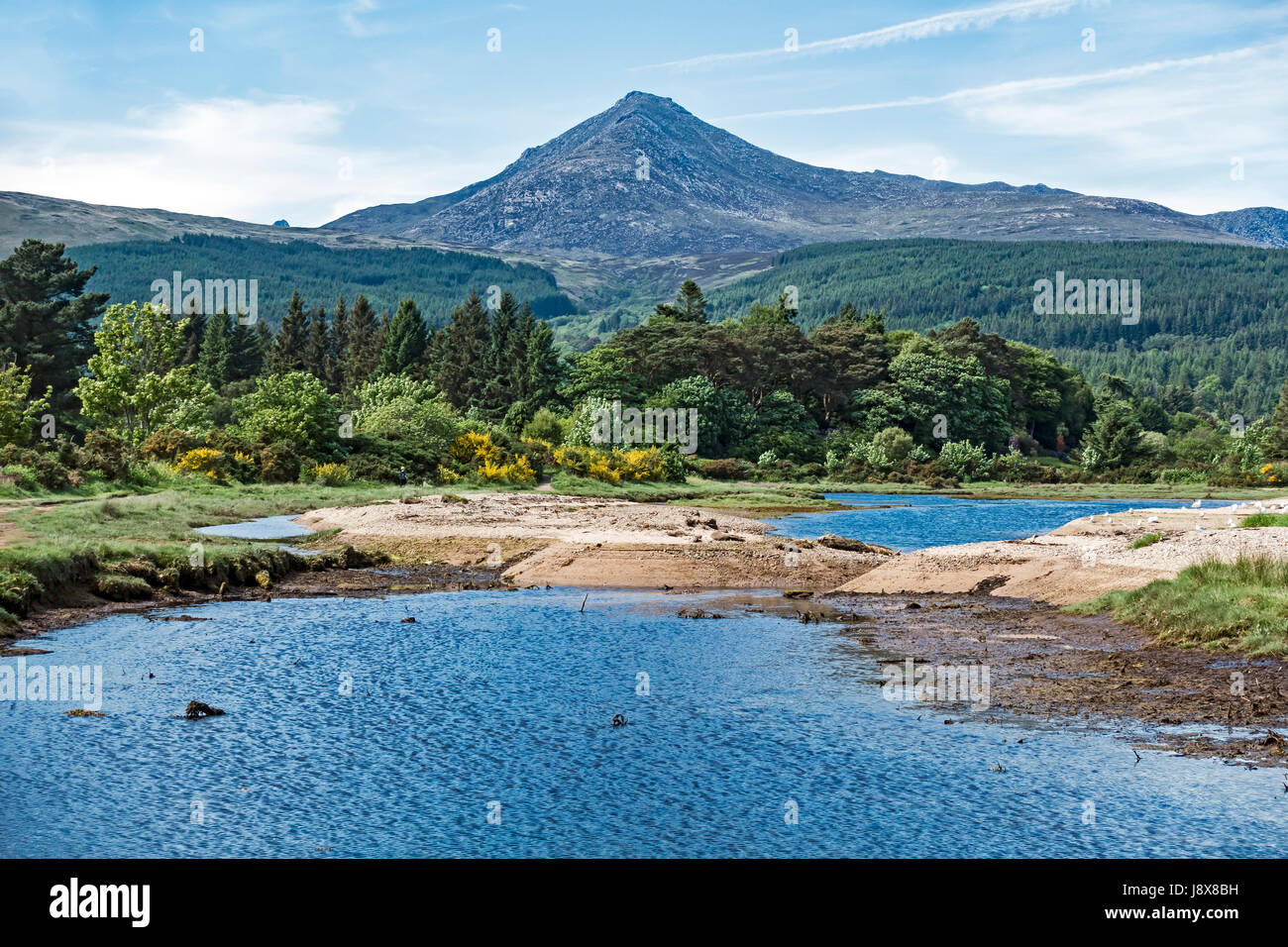 Vue depuis la tour des pêcheurs de l'île d'Arran Brodick Bay North Ayrshire Ecosse montrant la plage et Goat Fell derrière Banque D'Images