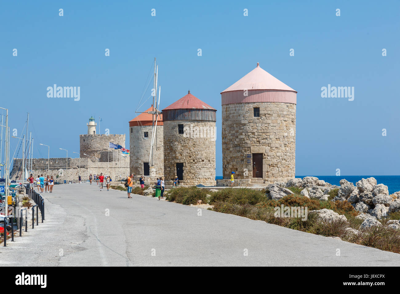RHODES, Grèce, - 20 août 2015 : les gens marcher dans un port près de moulins à vent et le fort de saint Nicolas dans la ville de Rhodes, Grèce Banque D'Images