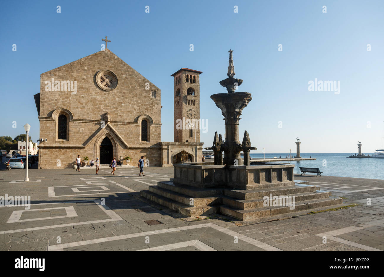 RHODES, Grèce, - 3 septembre 2015 : Les gens autour de fontaine et Evangelismos Church (aussi appelée l'église de l'Annonciation) à Mandraki Har Banque D'Images