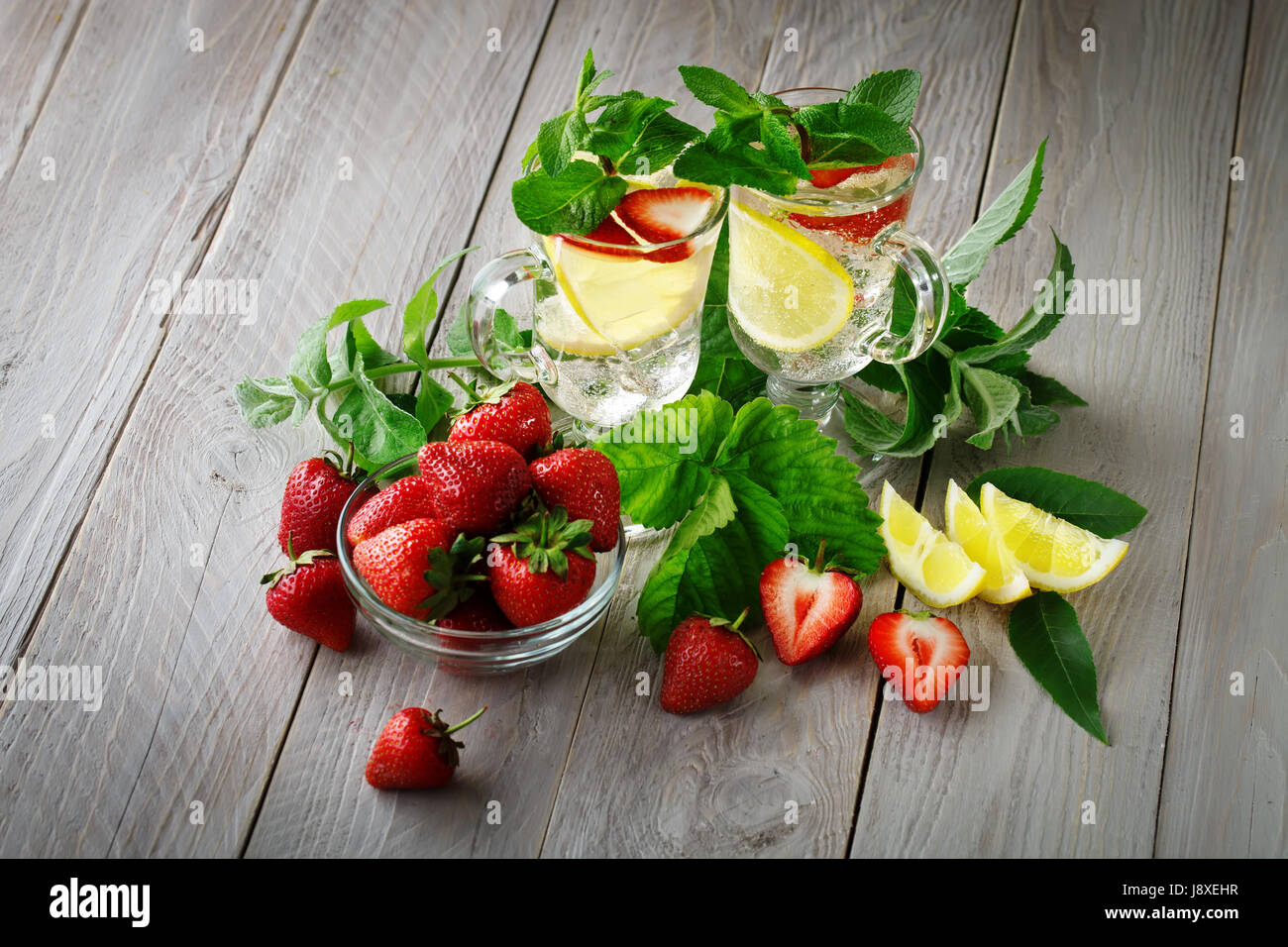 L'été frais boisson saine avec le citron et les fraises avec de la glace. Banque D'Images