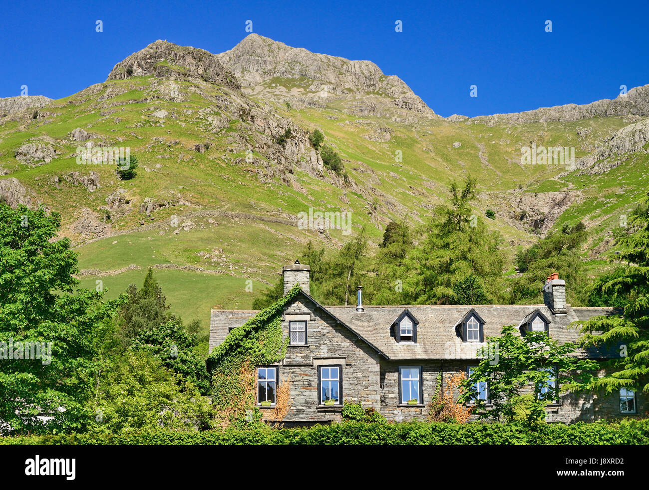 L'Angleterre, Cumbria, Lake District, à partir de la vallée de Langdale Pikes Langdale. Banque D'Images