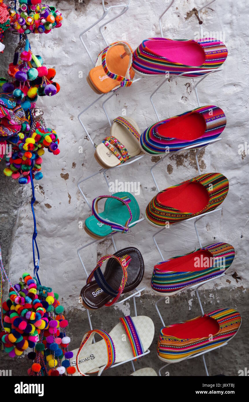 Colorées, rouge, rose, bleu, jaune et vert chaussures sandales péruvien et  affiché sur le mur extérieur d'un petit magasin dans Cusco, Pérou Photo  Stock - Alamy