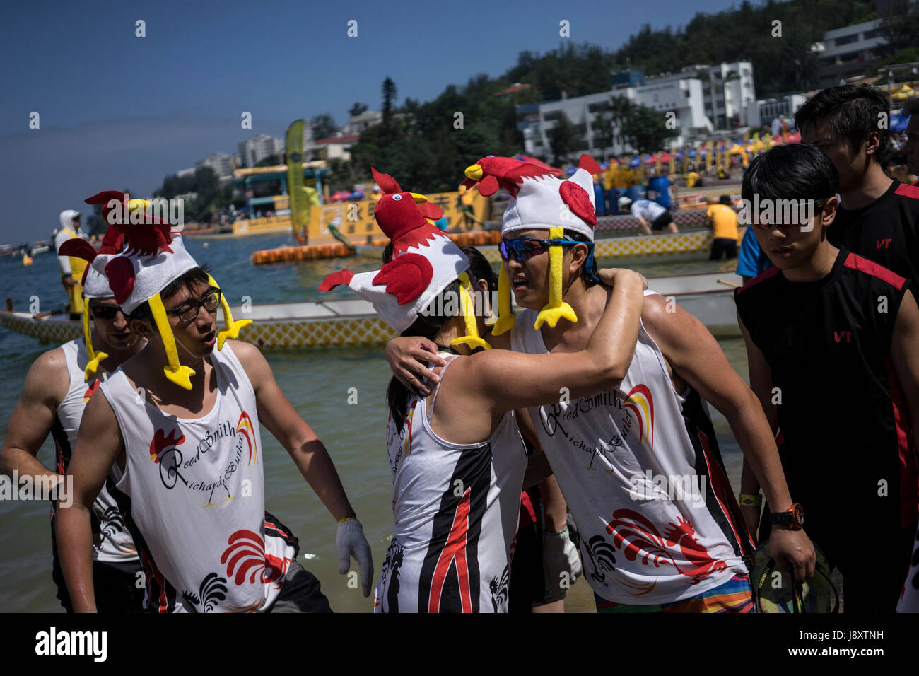 Hong Kong, Hong Kong. 30 mai, 2017. Les gens participent à la course de bateaux-dragons organisée dans le Dragon Boat Festival à Stanley. Le Dragon Boat Festival, est un festival traditionnel originaire de Chine, se produisant près du solstice d'été. Certains des participants dress costumes spéciaux dans la course pour célébrer le festival. Credit : Chan Hei Long/Pacific Press/Alamy Live News Banque D'Images