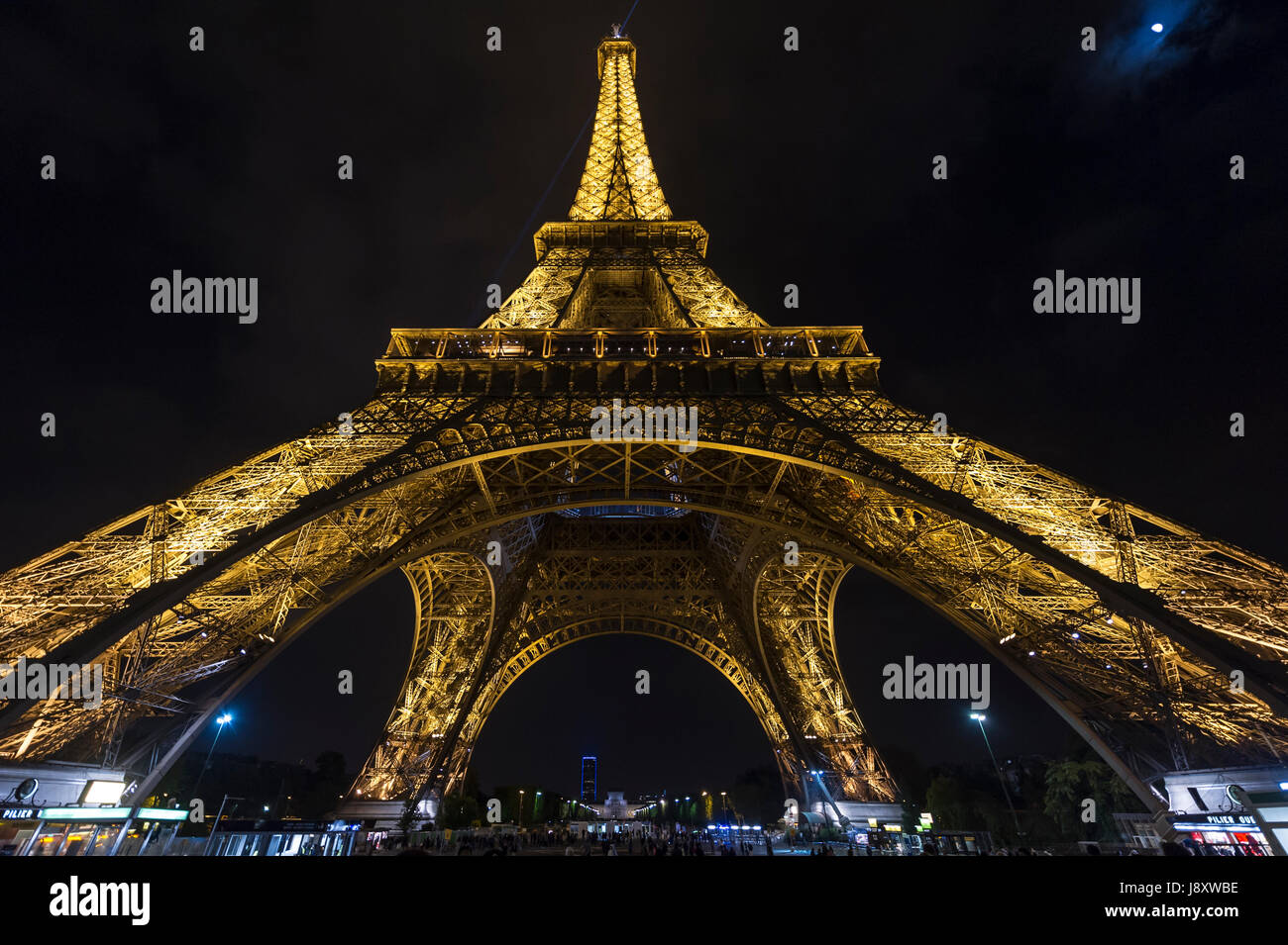 La Tour Eiffel illuminée la nuit Photo Stock Alamy