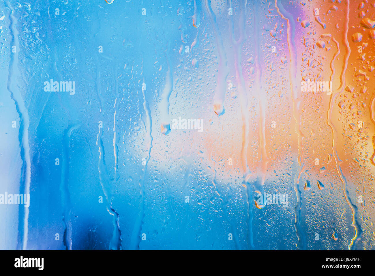 Gouttes de pluie sur un fond multicolore brouillée. Banque D'Images