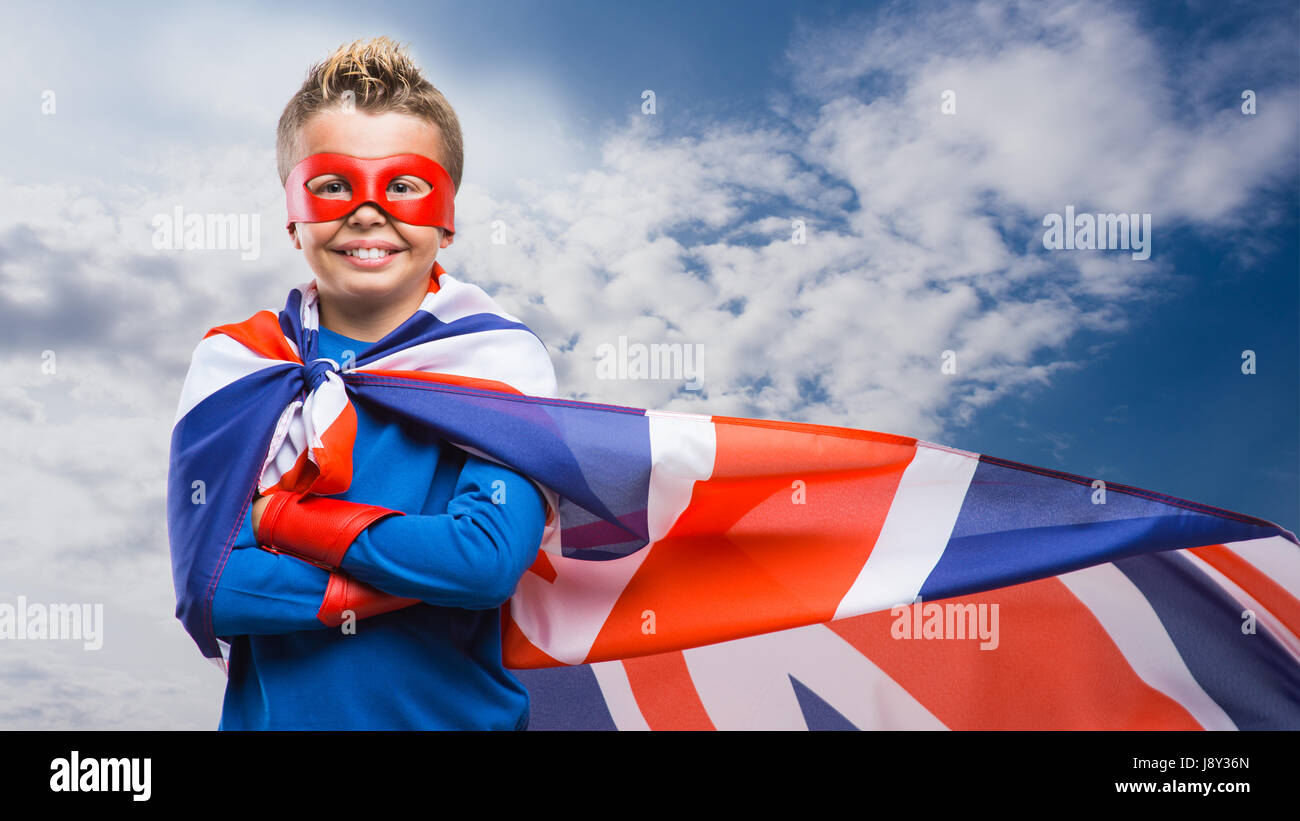 Smiling cute super-héros anglais portant un masque et d'un Union Jack