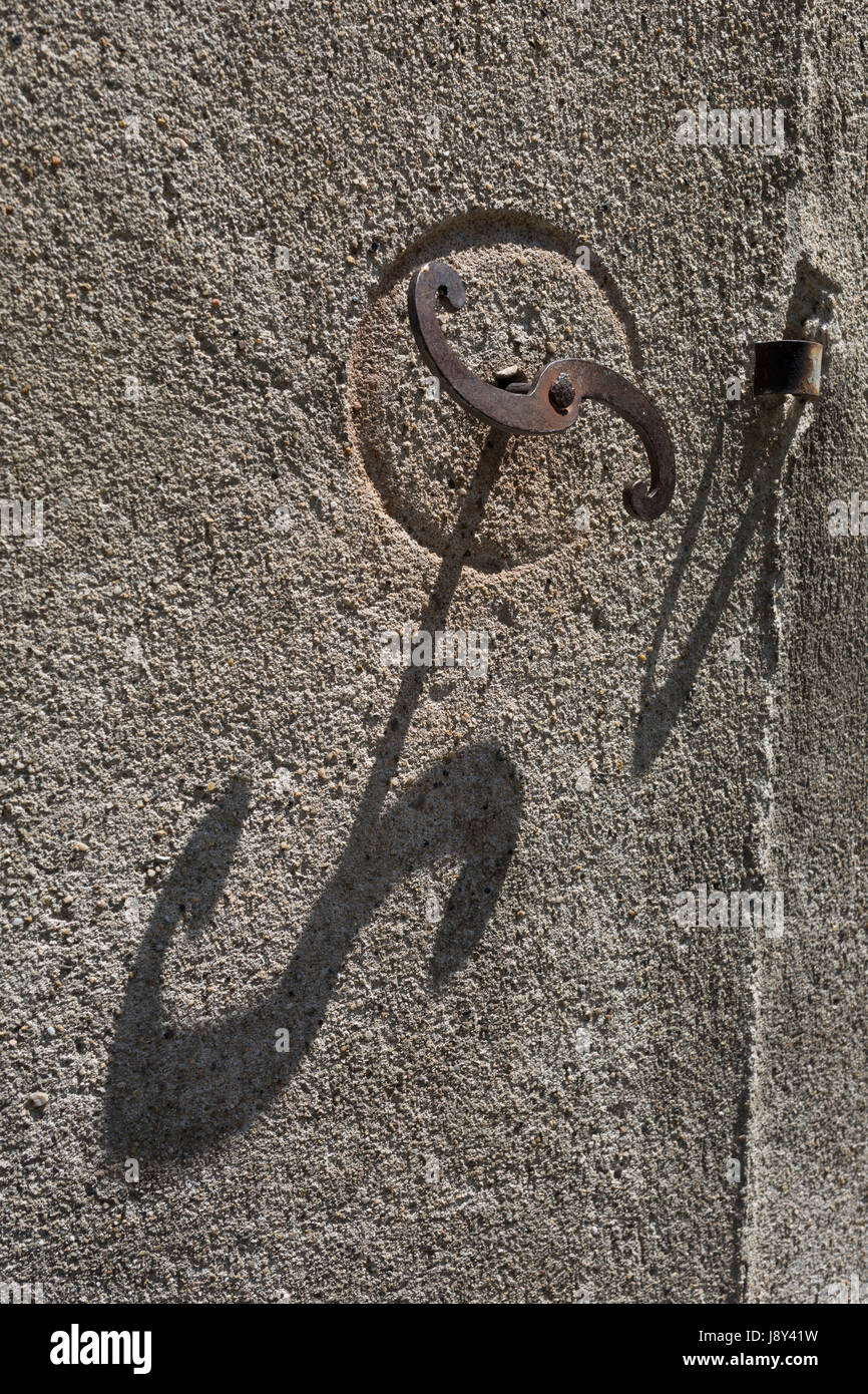 Formes et forme créée par un contraste des ombres sur un mur en plâtre-rendue, le 27 mai 2017, à Carcasonne, Languedoc-Rousillon, sud de la France Banque D'Images