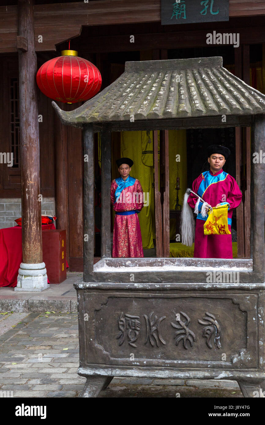 Guilin, Chine. Artiste de l'histoire orale de la préparation d'annoncer les résultats des examens pour l'entrée en service impérial. Banque D'Images