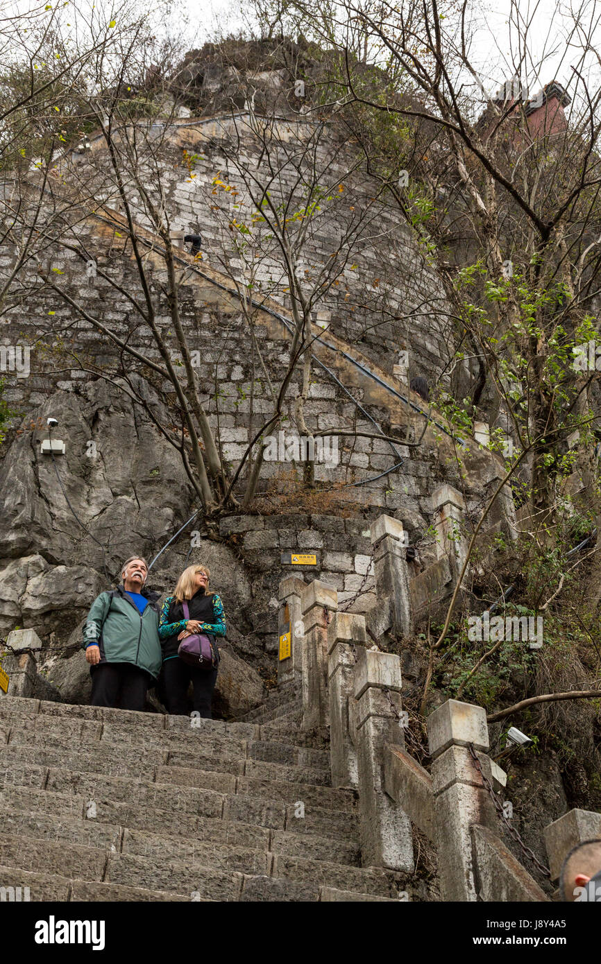 Guilin, Chine. Étapes menant à la pointe de la beauté solitaire. Banque D'Images