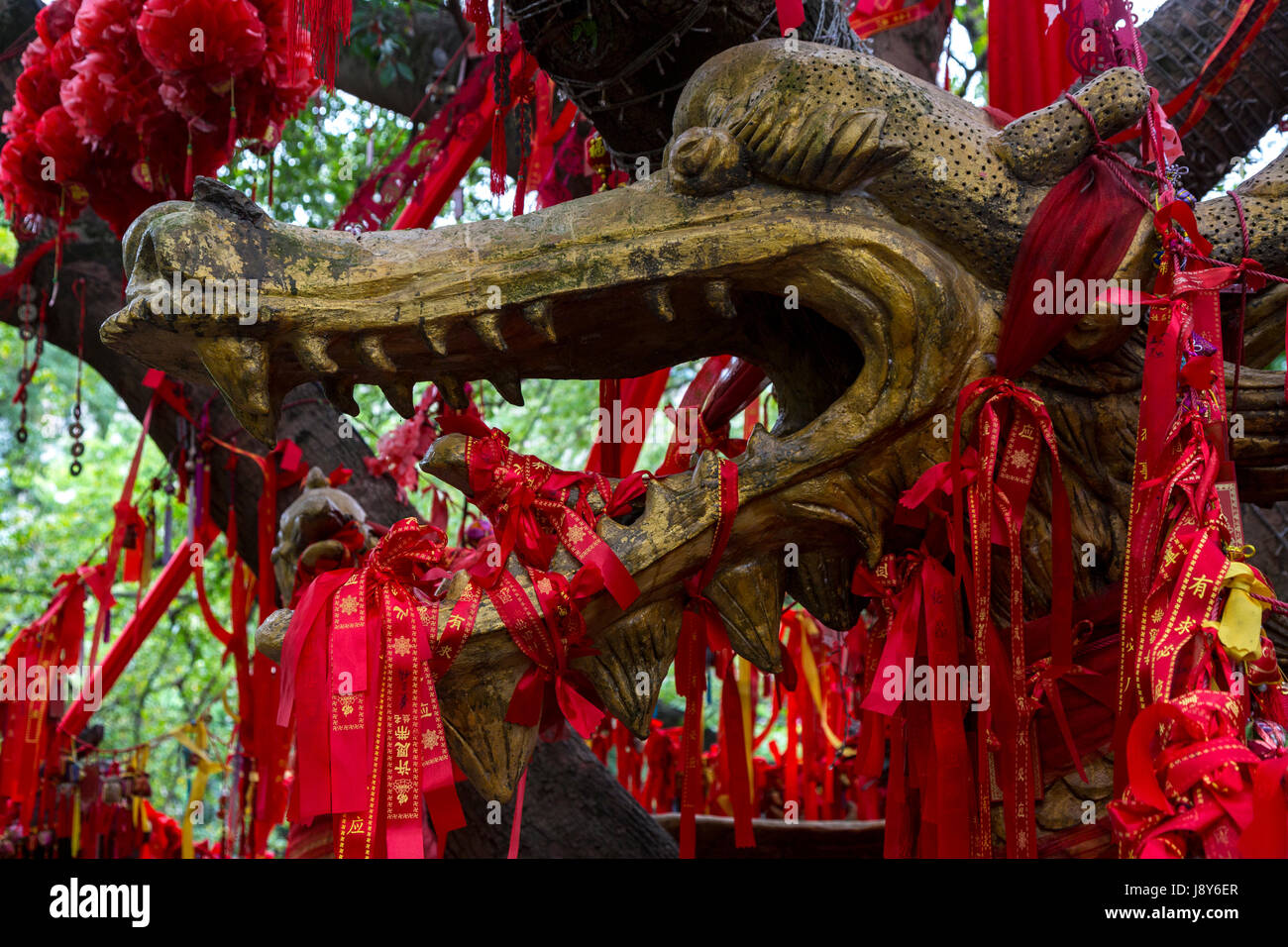 Guilin, Chine. Elephant Trunk Hill Park. Rubans rouges qui demande un signe de zodiaque Surround souhaite sous un arbre. Banque D'Images