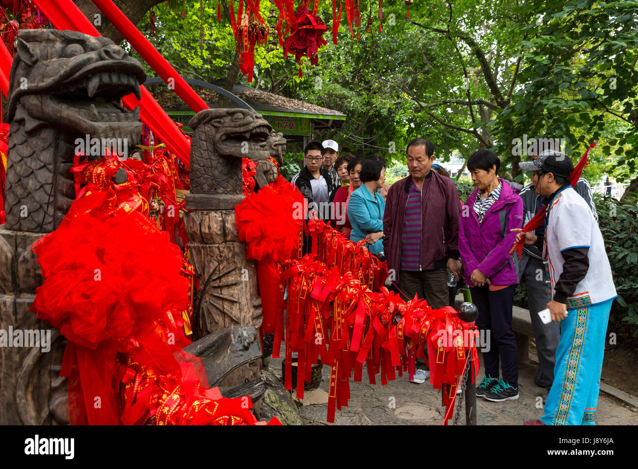 Guilin, Chine. Elephant Trunk Hill Park. Les touristes chinois ce qui concerne le ruban rouge décorer un arbre, demandant un souhait. Banque D'Images