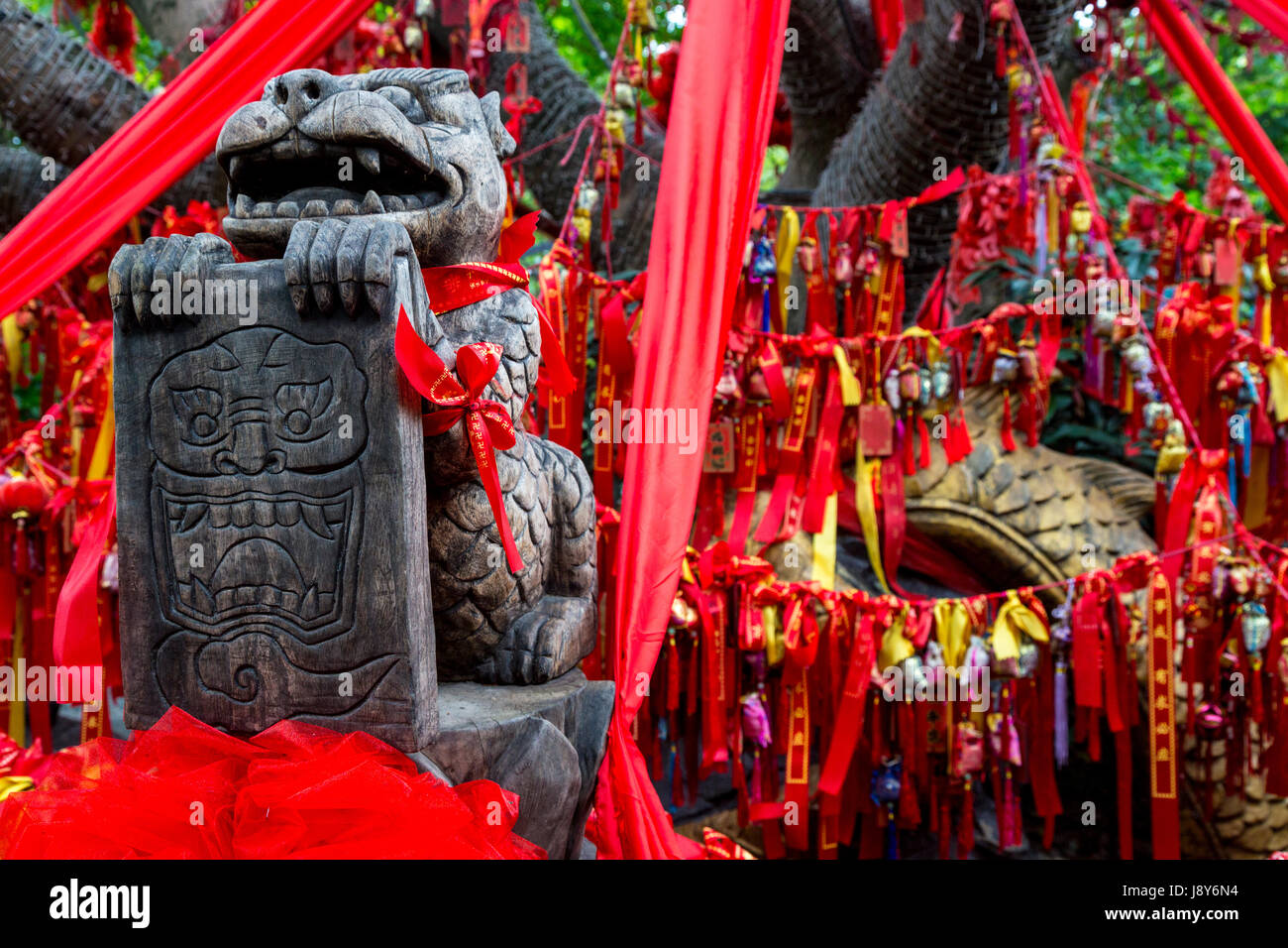 Guilin, Chine. Elephant Trunk Hill Park. Rubans rouges qui demande un signe de zodiaque Surround souhaite sous un arbre. Banque D'Images