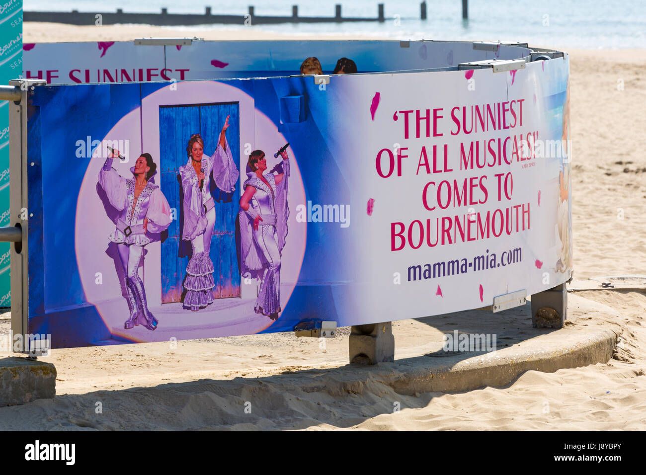 Bannière pour Mamma Mia encore de à la plage de Bournemouth, Dorset, UK en mai, la région la plus ensoleillée de toutes les comédies musicales vient à Bournemouth Banque D'Images