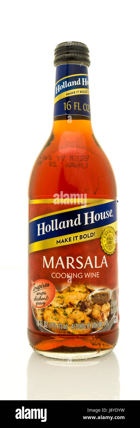 Winneconne, WI - 16 mai 2017 : une bouteille de vin de cuisson Marsala Holland House sur une base isolée. Banque D'Images