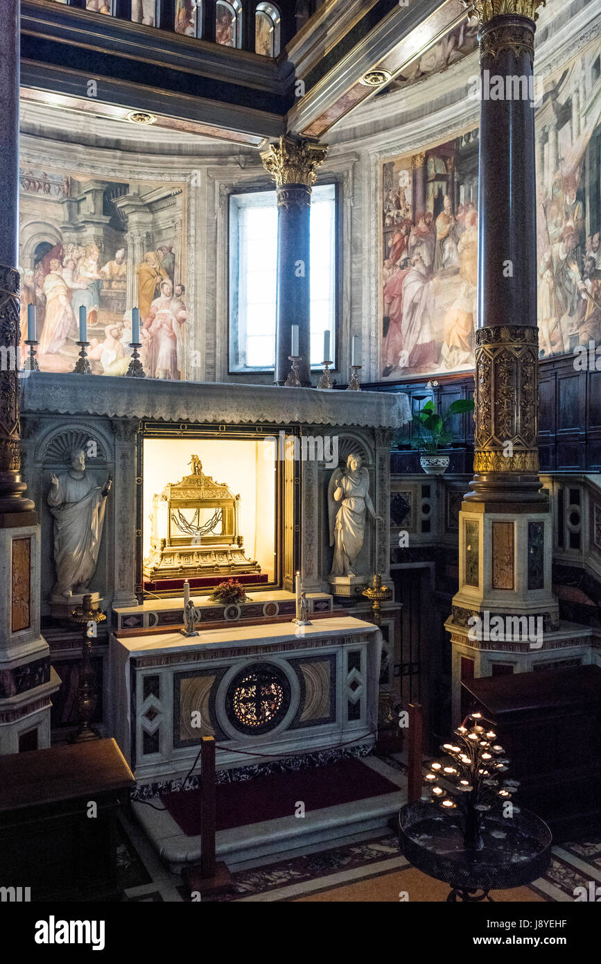 Rome. L'Italie. Basilica di San Pietro in Vincoli, châsse contenant les chaînes de Saint Pierre sous l'autel principal. Banque D'Images