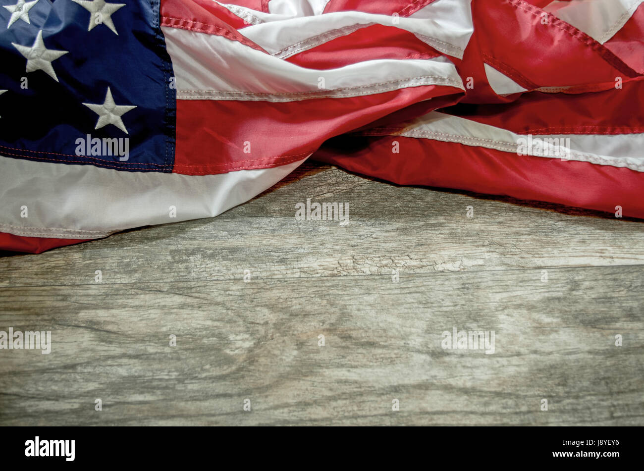 Drapé du drapeau des États-Unis sur un fond de bois sans serrer Banque D'Images