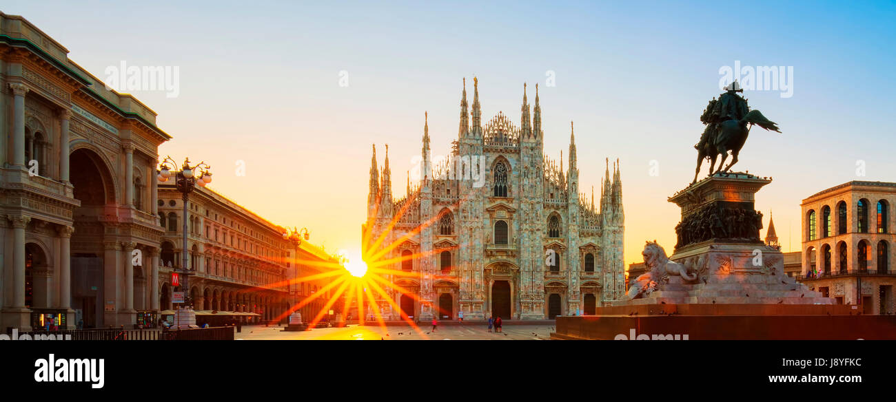 Vue sur cathédrale au lever du soleil, Milan, Italie. Banque D'Images