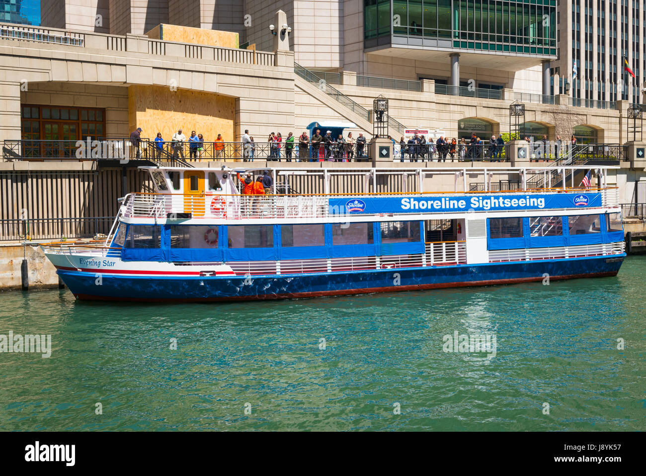 La rivière Chicago Illinois Trump Tower gratte-ciel ciel bleu Rivage Visites visiteurs touristes tourisme visite architecturale voile Étoile du Soir Banque D'Images
