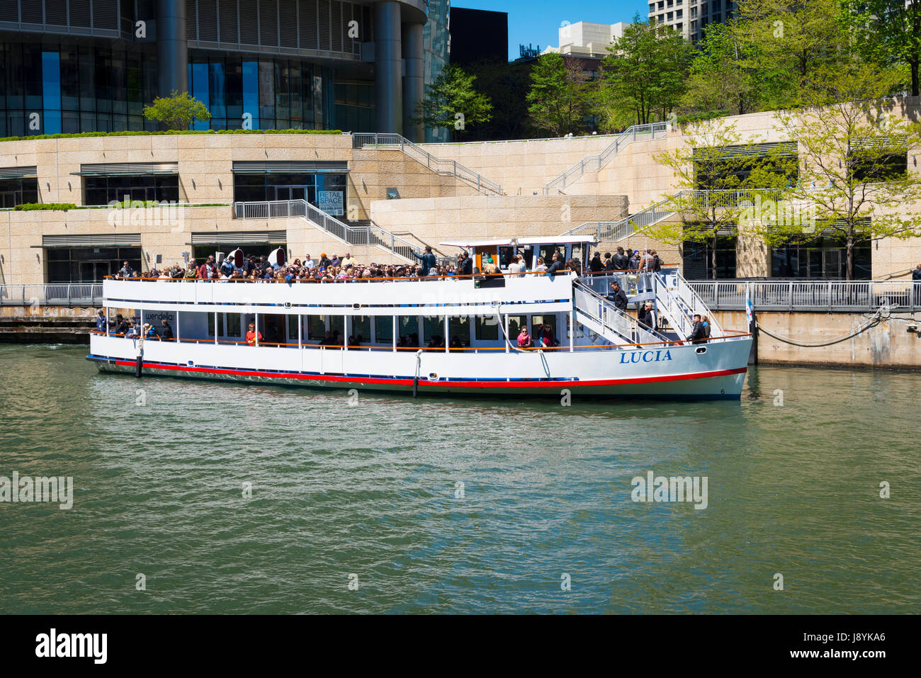 La rivière Chicago Illinois Trump Tower Wrigley Building gratte-ciel ciel bleu Visites visiteurs touristes tourisme visite architecturale voile Lucia Banque D'Images