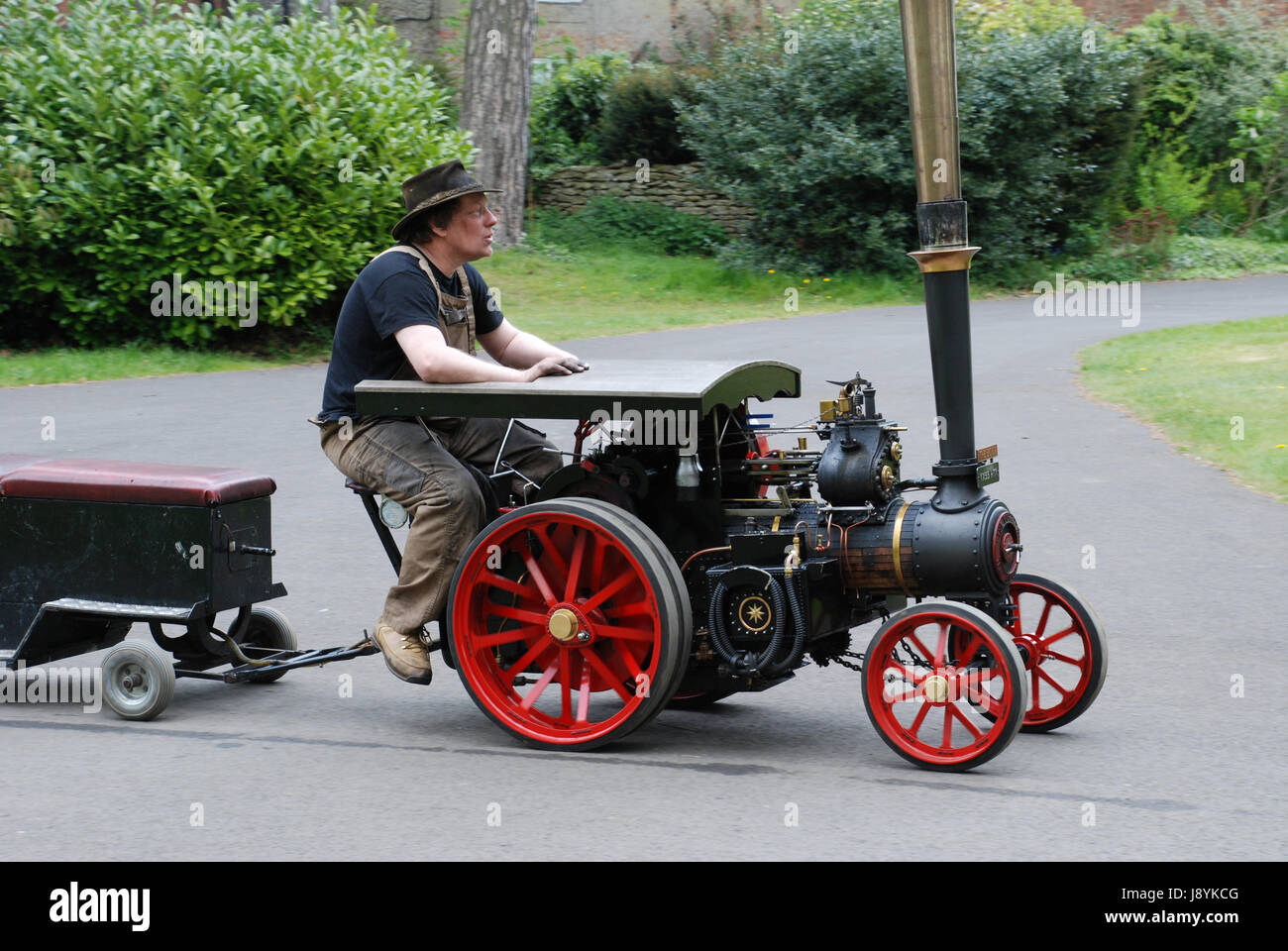 L'homme et la machine à vapeur miniature, passionné de rallye traction Normanby Hall. Prise Mai 2017 Banque D'Images