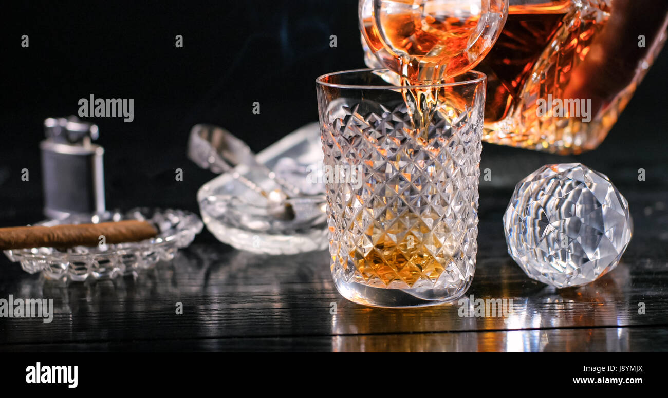 Verser whisky écossais à partir d'une carafe en cristal dans un tumbler Banque D'Images