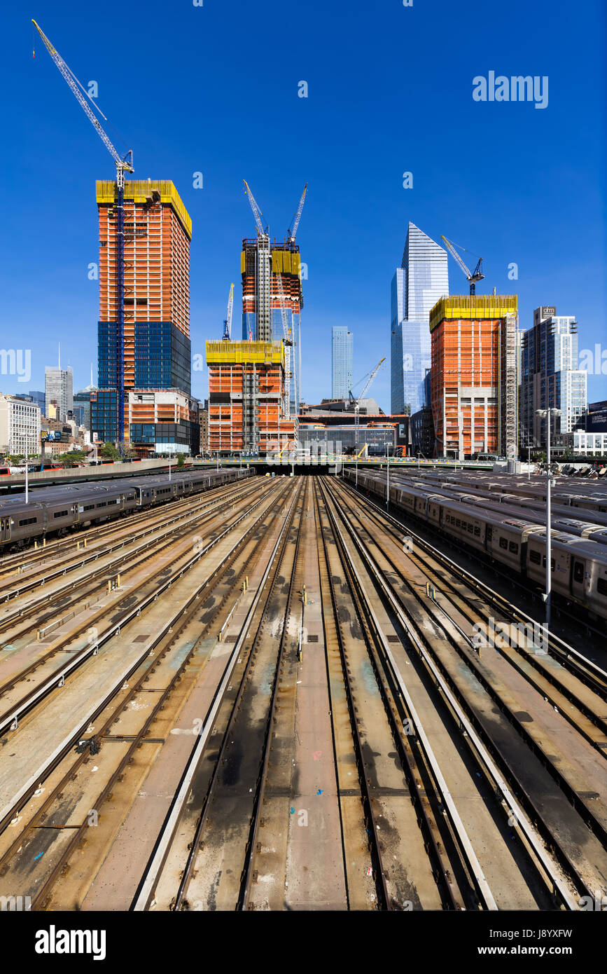 Le Hudson Yards chantier avec des rails de chemin de fer (2017). Midtown, Manhattan, New York City Banque D'Images