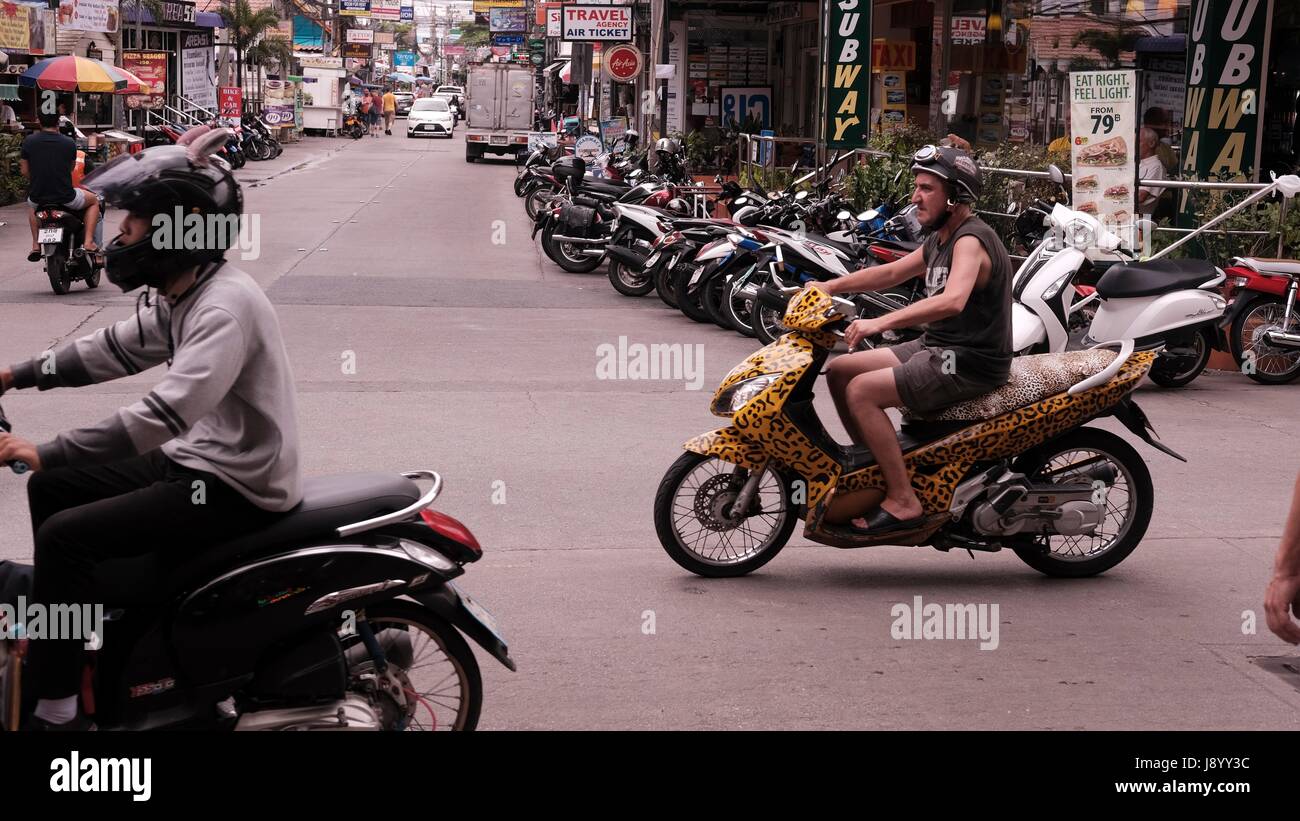 Motos de trafic à soi et soi Buakhao Pattaya Thailande Diana Intersection la plus dangereuse sur un jour nuageux sombre Banque D'Images