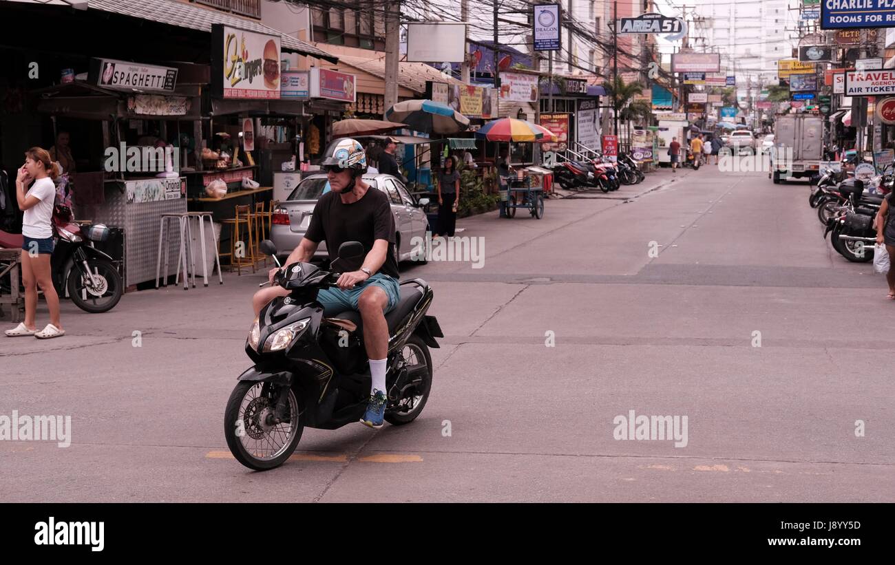 Motos de trafic à soi et soi Buakhao Pattaya Thailande Diana Intersection la plus dangereuse sur un jour nuageux sombre Banque D'Images