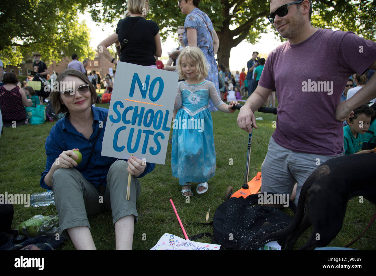 Les parents et leurs enfants Hackney se mobilisent contre la menace de coupes dans les écoles à travers l'arrondissement, à une manifestation rassemblement le 26 mai 2017 Champs à Londres dans l'Est de Londres, Royaume-Uni. En réponse à la menace de coupures, parents, élèves et enseignants se sont réunis pour former un grand 'Assemblée générale' dans les parcs de Hackney. Les écoles de Londres sont confrontés à des pertes plus importantes en raison de la formule nationale de financement proposé que je cherche à redistribuer partout au pays. En vertu de ces politiques, les écoles Hackney ferait face à une perte estimée de 22,3  % ou 914 € de réduction par élève en 2020 Banque D'Images