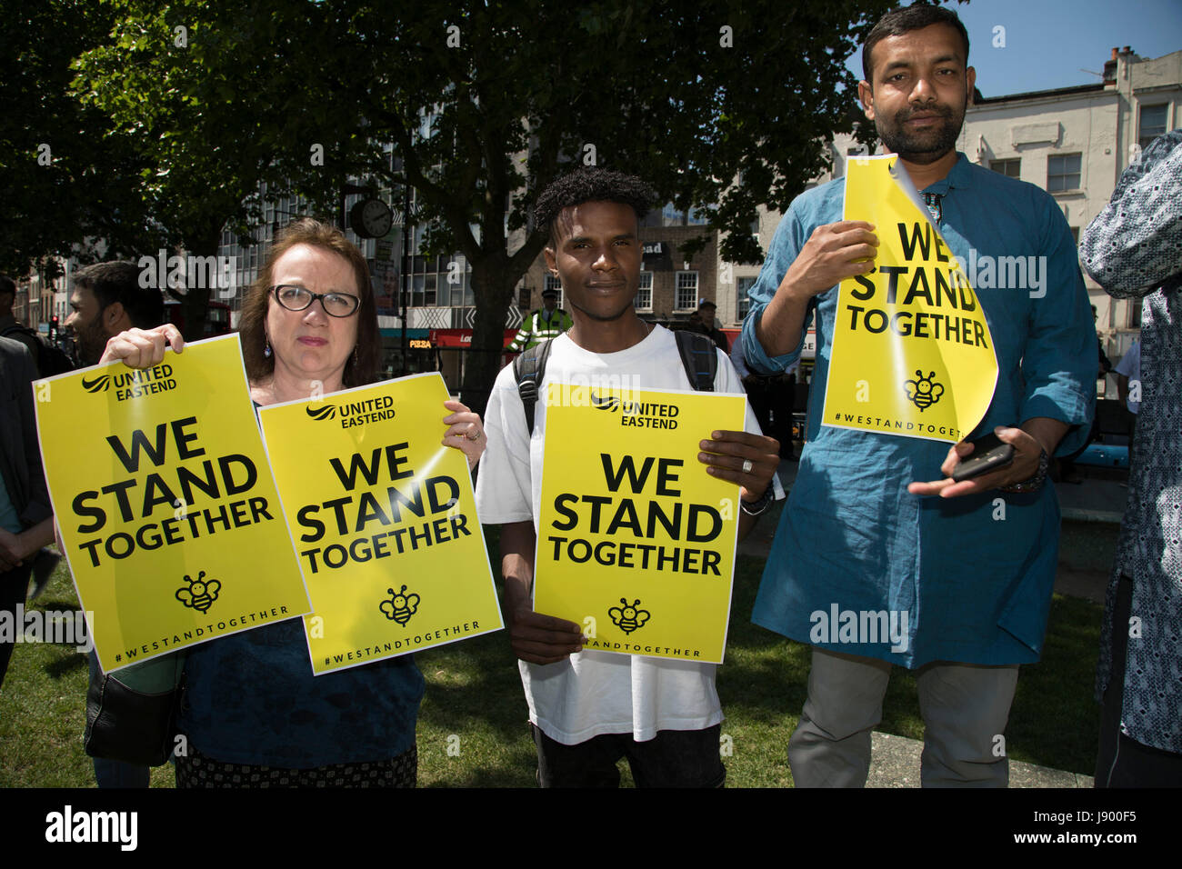 Rassemblement de solidarité en souvenir de l'attaque de Manchester en victimes Altab Ali Park le 26 mai 2017 à Whitechapel dans l'Est de Londres, Royaume-Uni. Les gens de toutes les confessions, mais principalement des musulmans des collectivités locales ainsi que d'autres ethnies se sont réunis au sein d'un rassemblement multiculturel à lutter ensemble contre le terrorisme et de penser des familles touchées par les récents événements. Banque D'Images