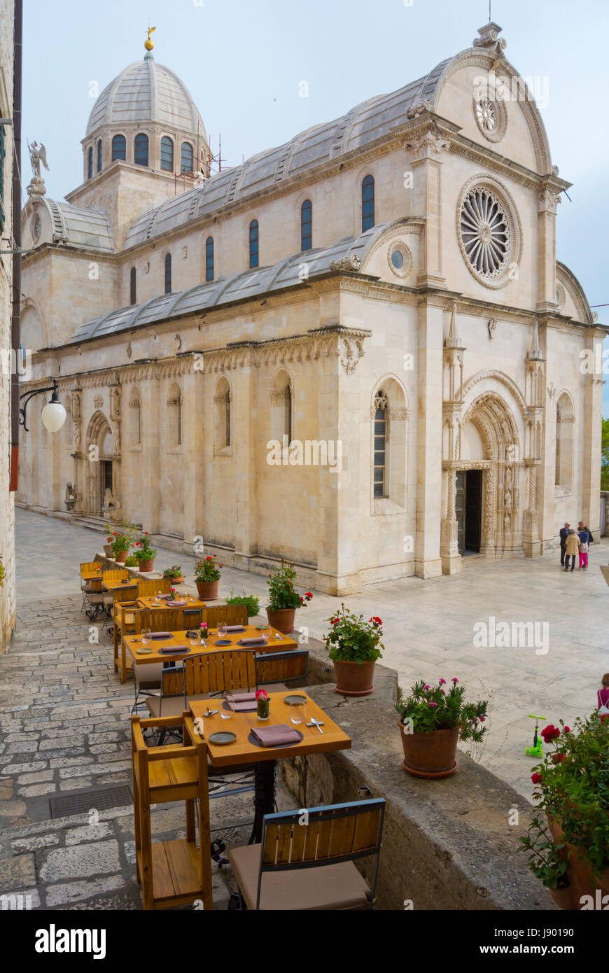 Terrasse avec une vue vers sv Katedrala Sveti Jakov, Jakova, cathédrale de Saint James, Trg Republike Hrvatske, vieille ville de Sibenik, Dalmatie, Croatie Banque D'Images