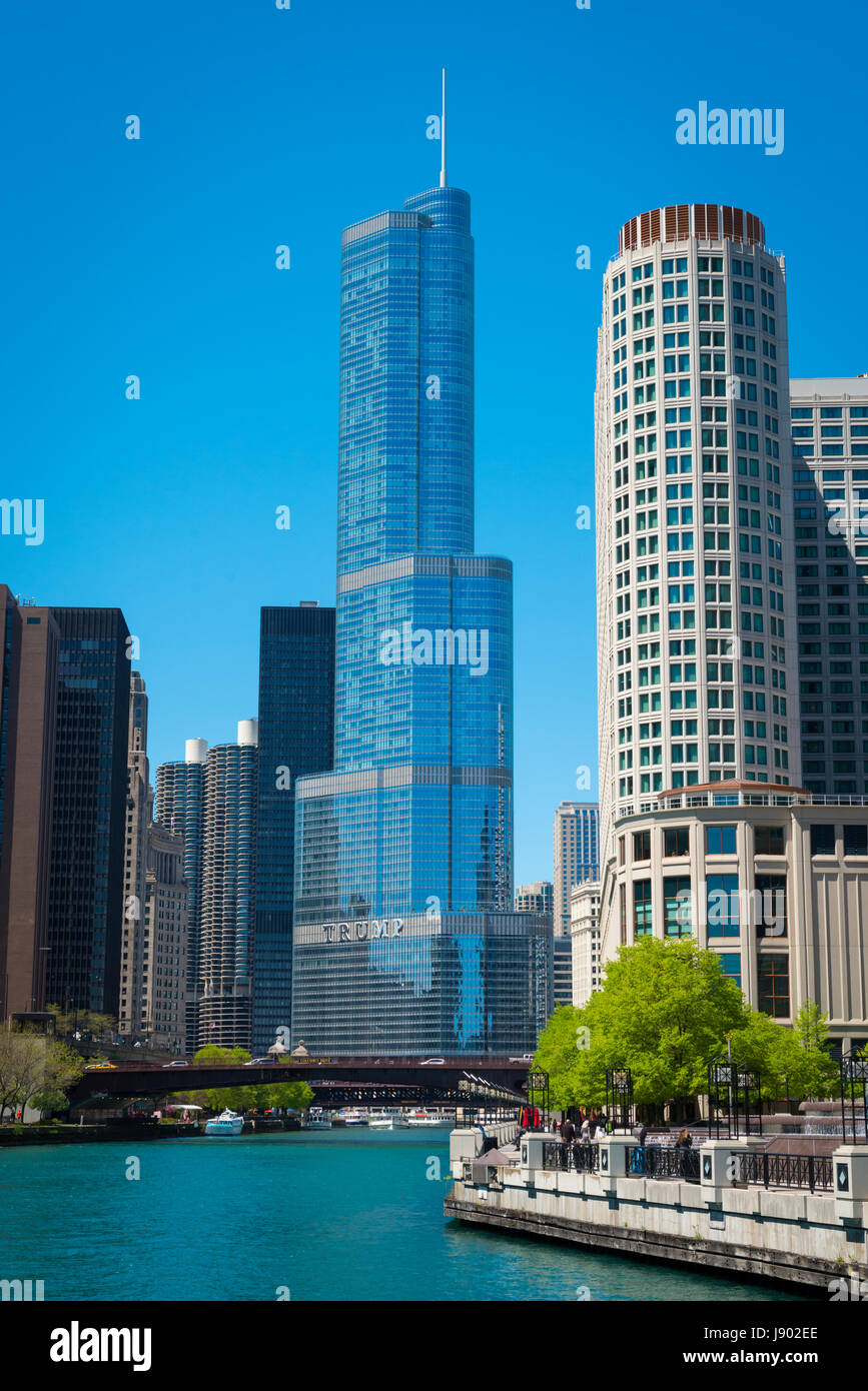 La rivière Chicago Illinois près de Côté Nord Marina City Trump Tower réflexion gratte-ciel de verre contemporain moderne miroir réfléchissant ciel bleu Banque D'Images