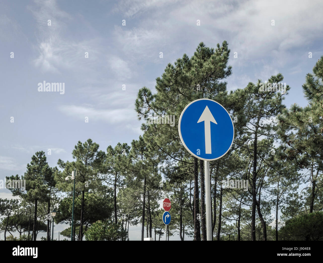 La signalisation routière indiquant direction Banque D'Images