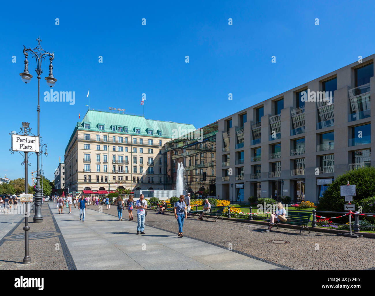 Pariser Platz en regardant vers l'hôtel Adlon Kempinski, Mitte, Berlin, Allemagne Banque D'Images
