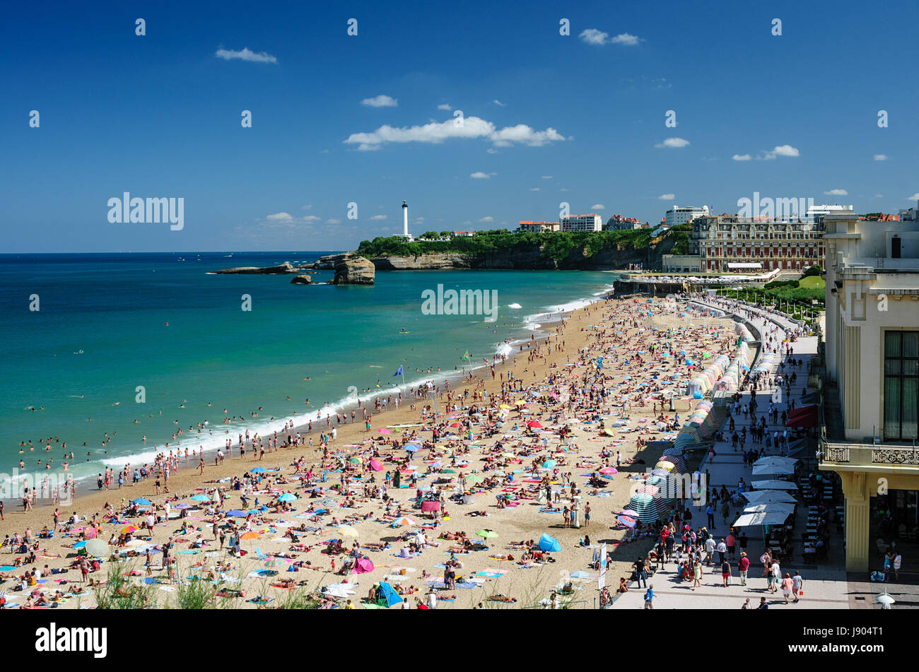 La grande plage pleine de gens en été, la plage de Biarritz, Aquitaine, France Banque D'Images