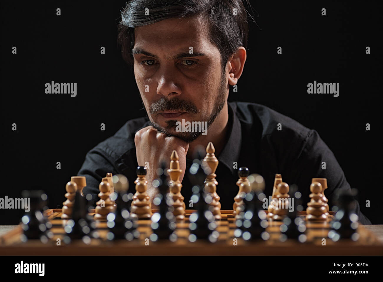 Portrait d'homme adulte qui participe au jeu d'échecs. Banque D'Images