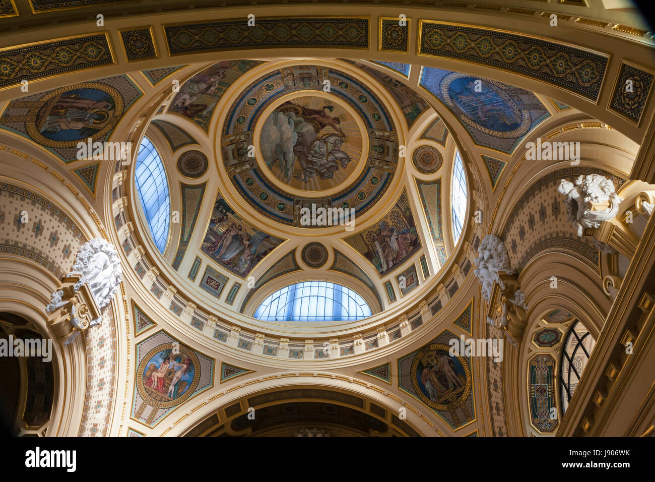La splendide cathédrale-comme l'intérieur d'un dôme de la Thermes Széchenyi, Városliget, Budapest, Hongrie Banque D'Images